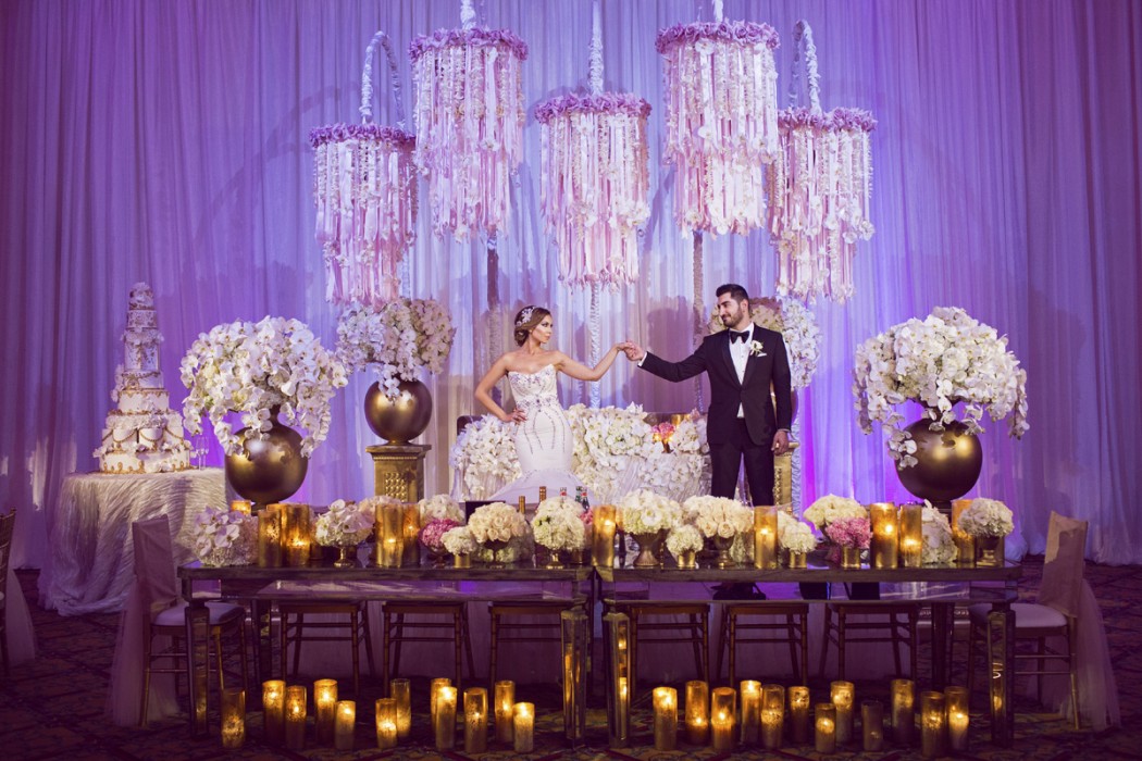 Un mariage splendide, avec un plan de table qui revient souvent, en rose, fuschia et violet 9