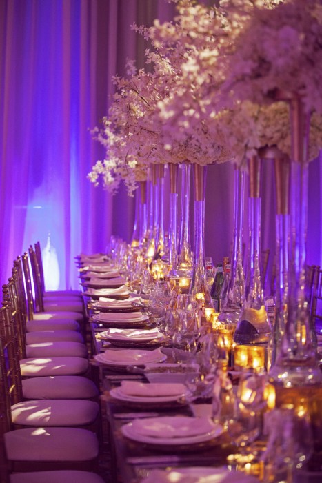 Un mariage splendide, avec un plan de table qui revient souvent, en rose, fuschia et violet 11