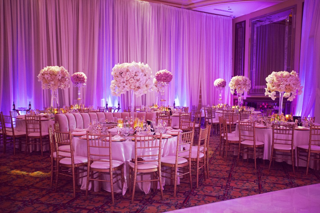 Un mariage splendide, avec un plan de table qui revient souvent, en rose, fuschia et violet 10