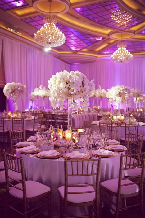 Un mariage splendide, avec un plan de table qui revient souvent, en rose, fuschia et violet 8